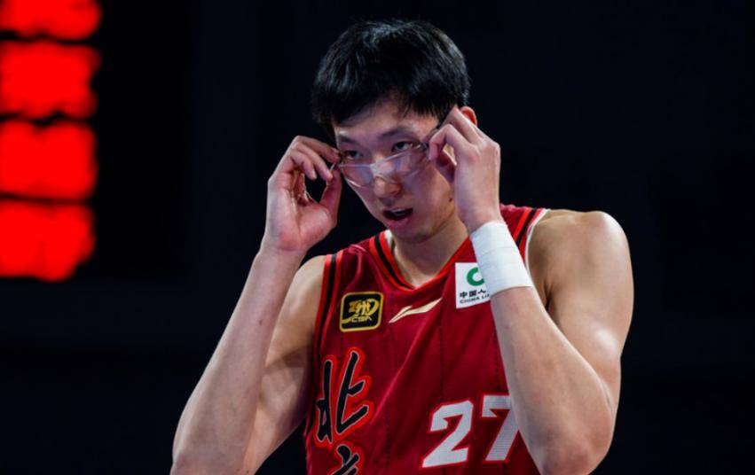 北京队完胜热火，周琦点燃赛场