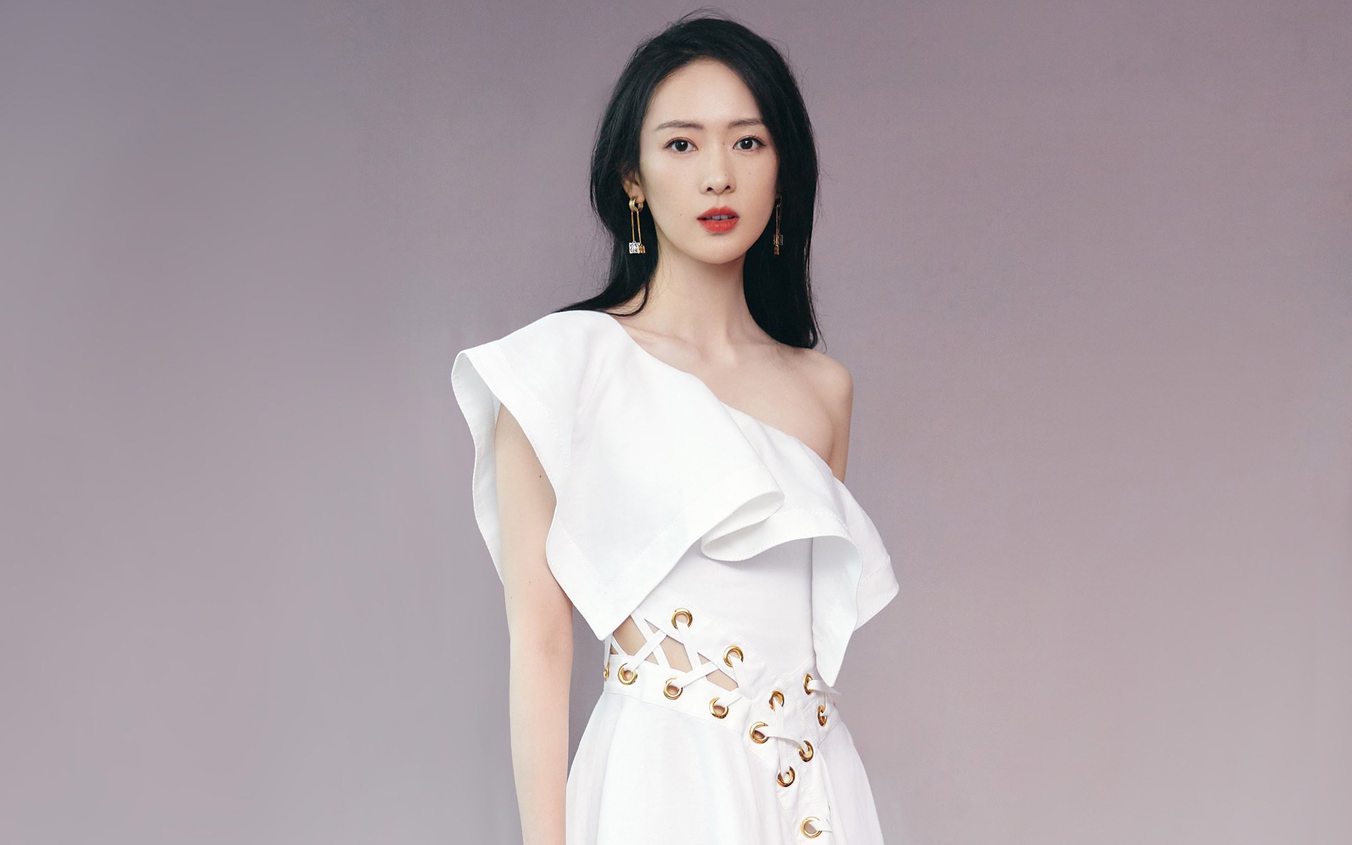 足球双雄，安哥拉完胜南非，莱万年度焦点战接管比赛