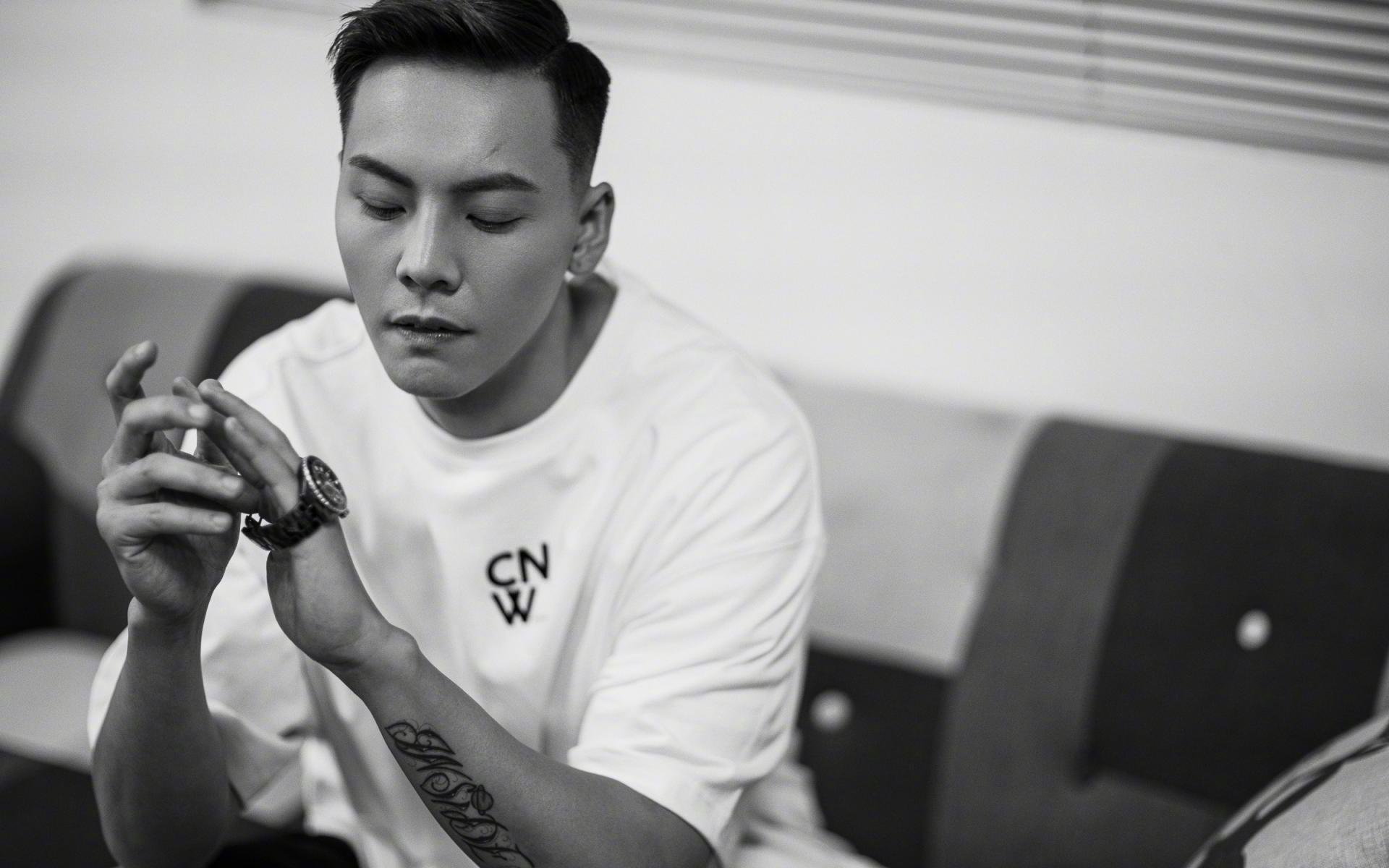 首先,我们扩展思维,确定一个既能紧扣关键词,又能凸显唯一性的标题